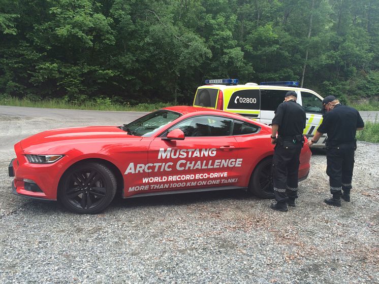 Knut og Henrik satte verdensrekord med sportsbilikonet Ford Mustang. Her i Kragerø kommune etter at tanken var gått tom.