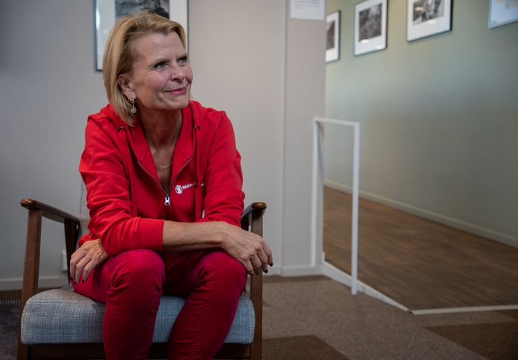 Åsa_Regner_i Rädda Barnen-hoodie_från sidan.jpg
