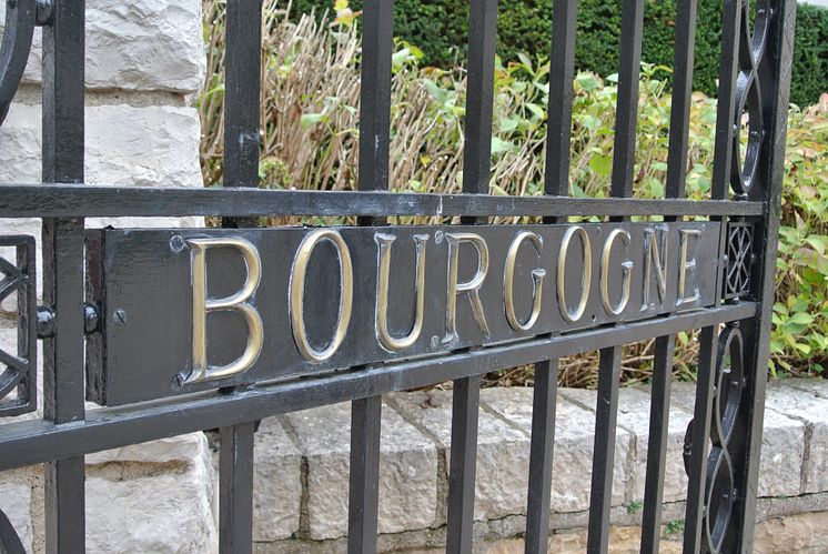 Välkommen in genom grinden hos Patriarche Père & Fils i Bourgogne