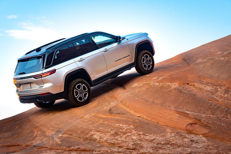 2_All-new 2022 Jeep� Grand Cherokee Trailhawk 4xe