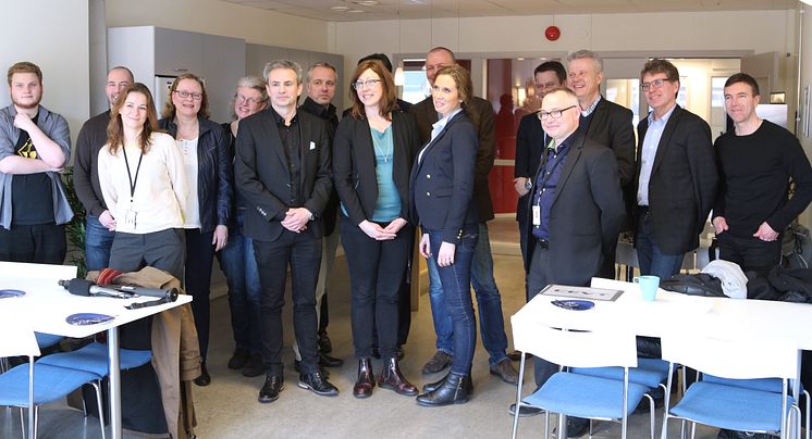 Samlingsbild med representanter från CEVT, lokaltidningen TTELA, Trollhättans Stad, Trollhättans Tomt och Innovatum.
