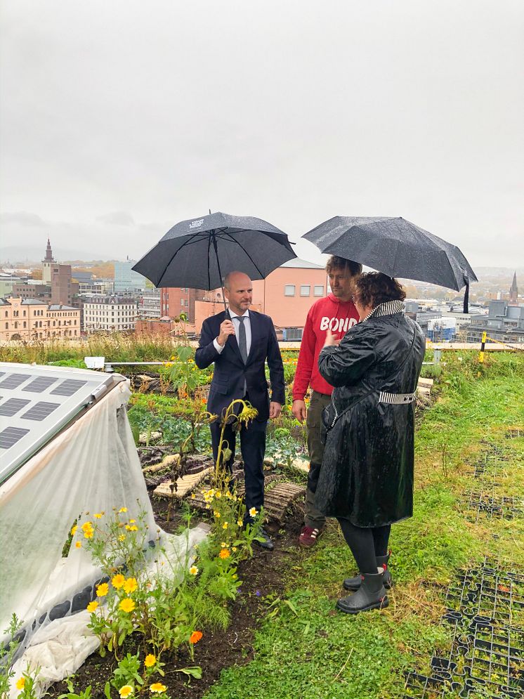 Landbruks- og matministeren med omvisning på GrowHub