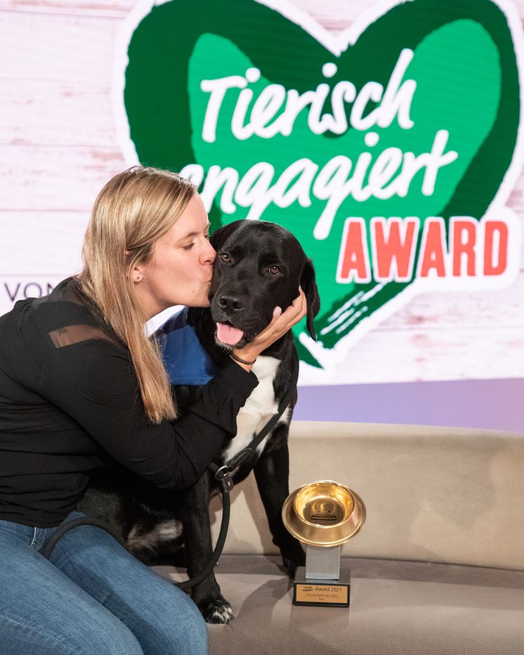 Fressnapf TEA 2021 Tierischer Held Aron mit Katrin Veitl und Pokal