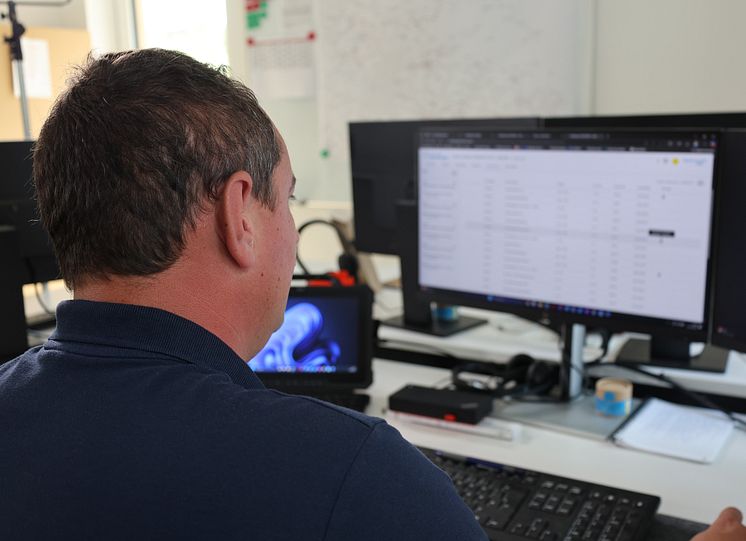 Das Team des Bayernwerk-Kundencenters Regen freut sich über das neue Büro der mobilen Mitarbeitenden in Freyung. 
