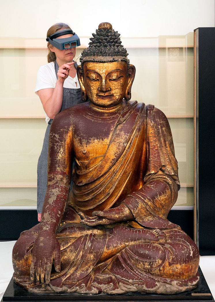 Restaurering av buddhaskulptur