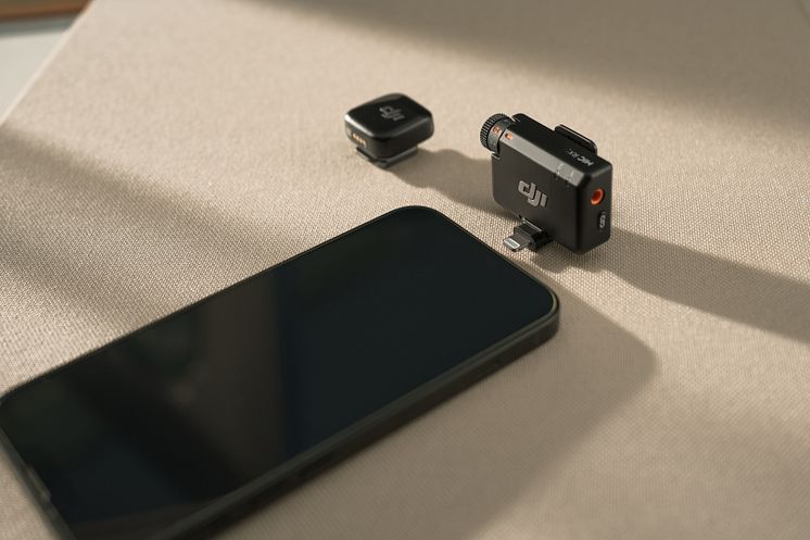 DJI Mic Mini (1TX+1RX)+DJI Mic Mini Mobile Phone Adapter(Lighting) with Phone.jpg