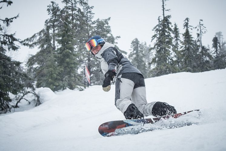 Stöten i Sälen - glad snowboardtjej 2425