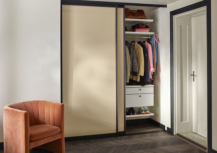 DK_Elfa-decor-closet-interior-sliding-doors-hallway-1_HIRES-high300