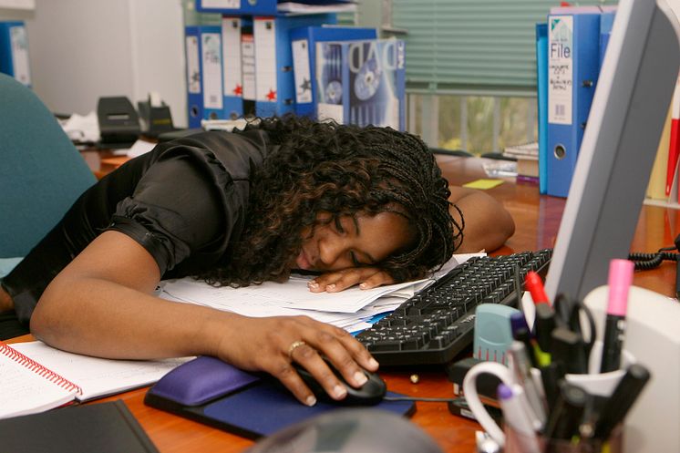 Produktivitetsrapport - tjej sover vid datorn 