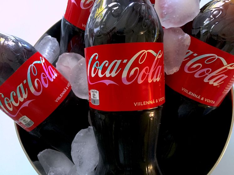 Tänä kesänä Coca-Cola tölkit ja etiketit vaihtavat väriä kylmässä