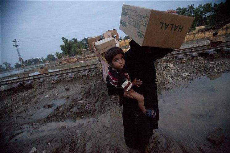 Mor och son i översvämningsdrabbat Pakistan