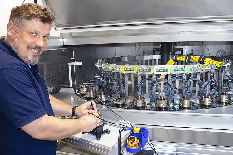 In the temperature control chamber of the dead load testing machine, a magazine enables 32 load cells.