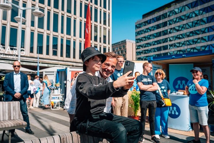 Ulf Kristersson selfie..webp