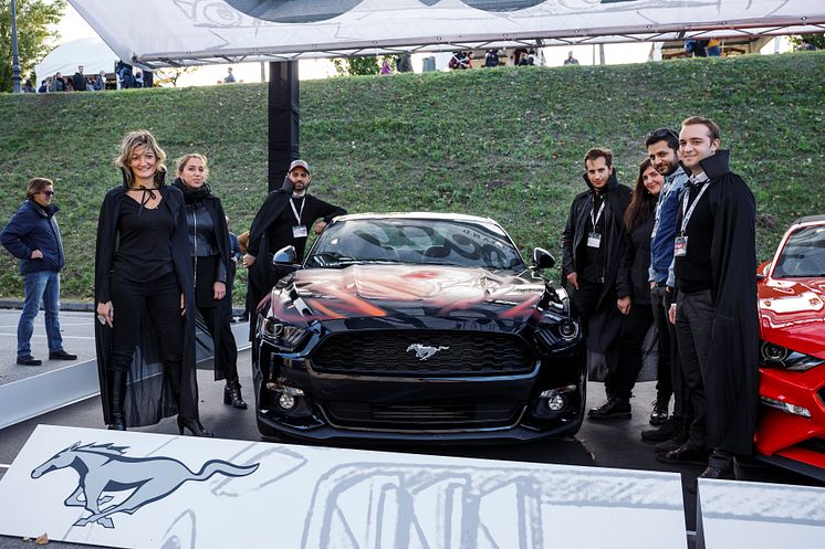 Ford Mustang genopstår som graffitikunst