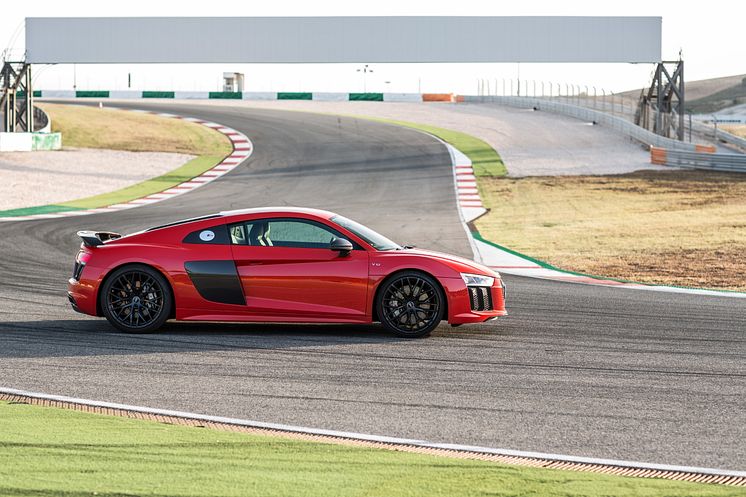 R8 Dynamite Red static side