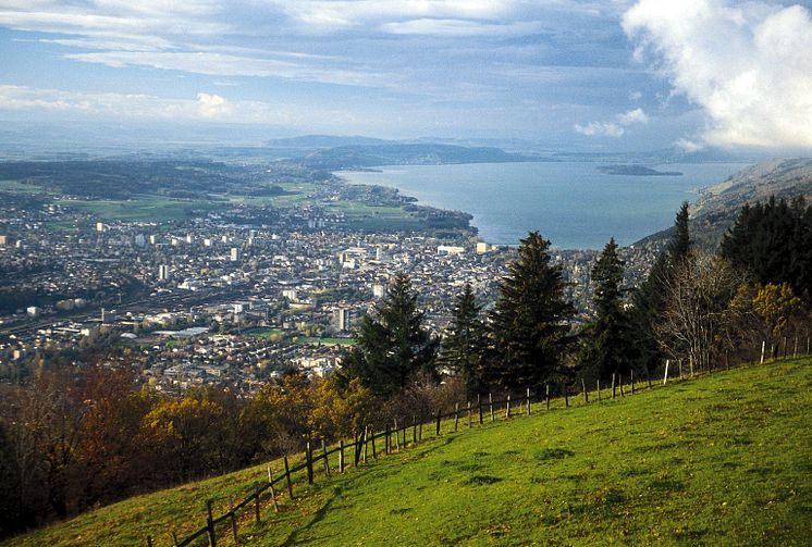 Biel: Blick auf die Stadt und den Bielersee mit St. Petersinsel