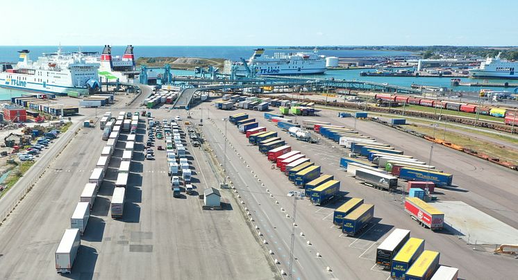 Godsflödena ökade under 2021 i Trelleborgs Hamn.JPG
