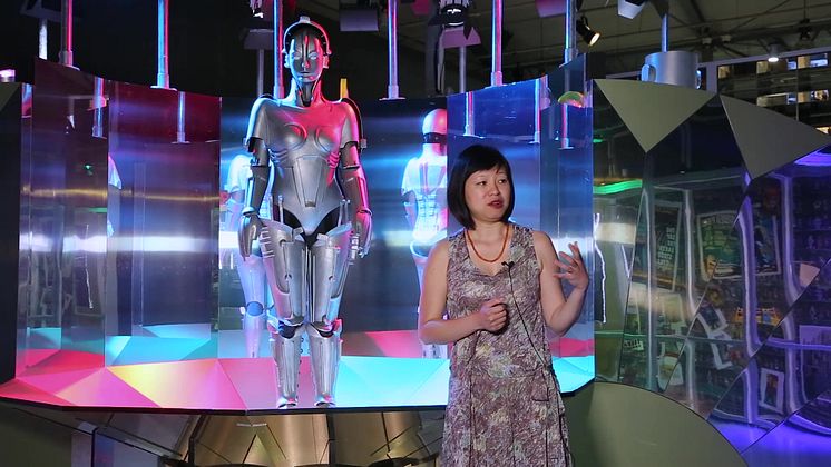 Curator Ling Lee från Science Museum i London visar Robots på Tekniska museet