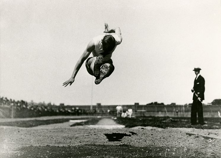 Karl Axel Kullerstrand hoppar längdhopp, 23 julii 1916.