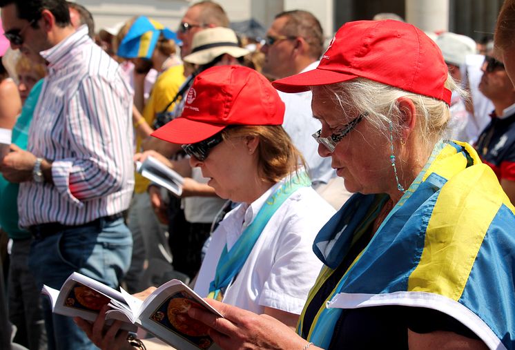 Svenska pilgrimer på Petersplatsen i Rom