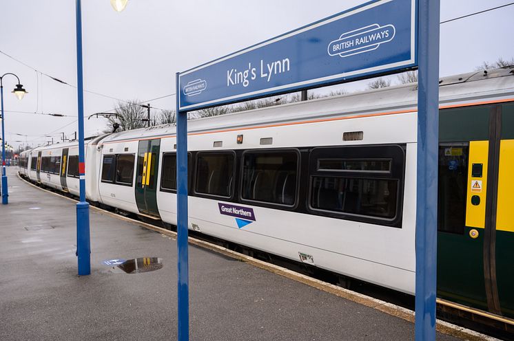A preview 8-carriage train at King's Lynn 11 Dec 2020