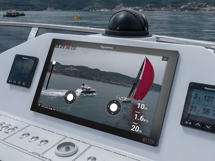 High res image - Raymarine - Axiom XL UAV Flybridge