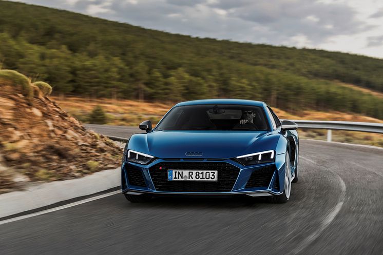 Audi R8 Coupé (Ascari Blue metallic) dynamisk billede på vej