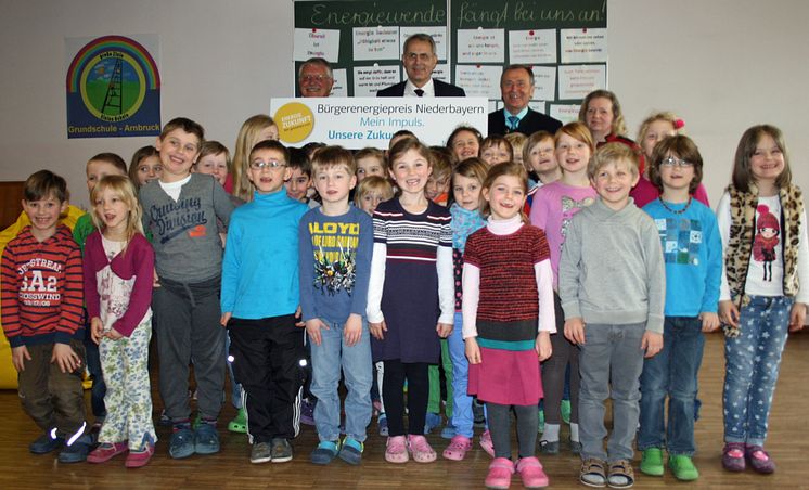 Regierungspräsident Heinz Grunwald, Christoph Henzel, Leiter Kommunalmanagement Bayernwerk, Bürgermeister Hermann Brantl, Rektorin Hildegard Brem mit Kindern der Grundschule Arnbruck