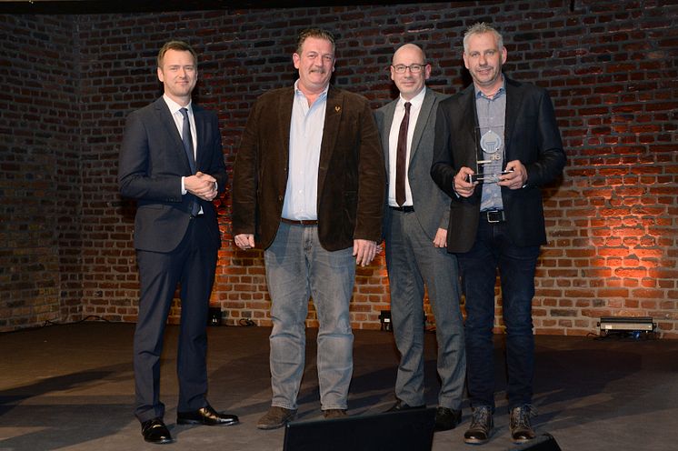 Sanierungspreis 16 Flachdach: Malte von Lüttichau/DDH DAS DACHDECKER-HANDWERK, Geschäftsführer Marcus Krämer, Patrick Börder/Alwitra, Mitarbeiter Markus Sauer