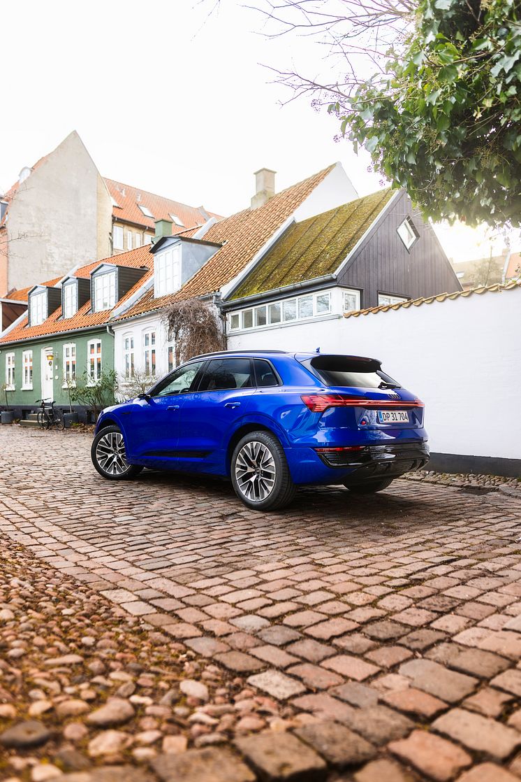 Audi Q8 e-tron (Ultrablå metallak)