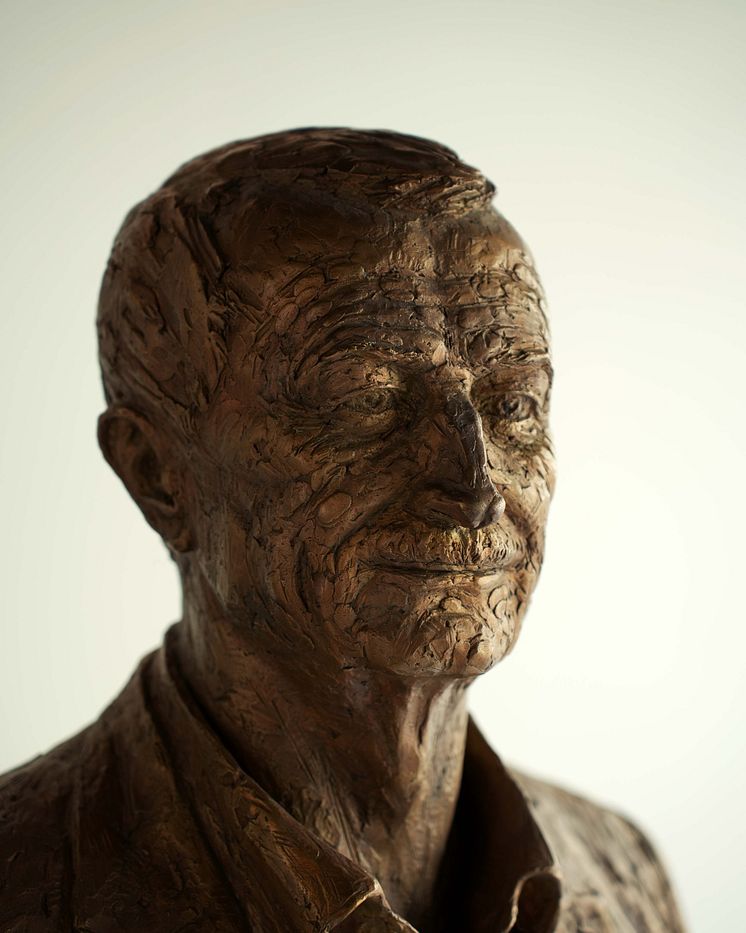 Bronze sculpture "Købmanden" by Nanna Drewes Brøndum