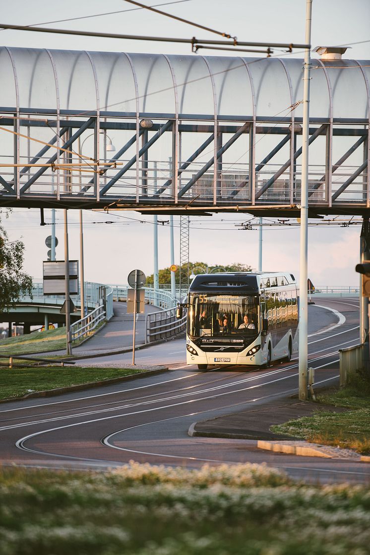 Linje 55  rullar ned från Göta Älvbron på väg mot Nordstan.