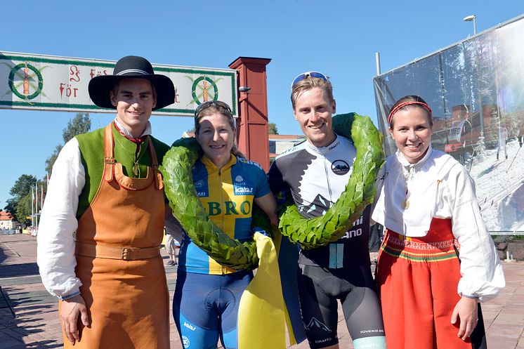 Segrarna i Cykelvasan 2015 tillsammans med kransmasen och kranskullan