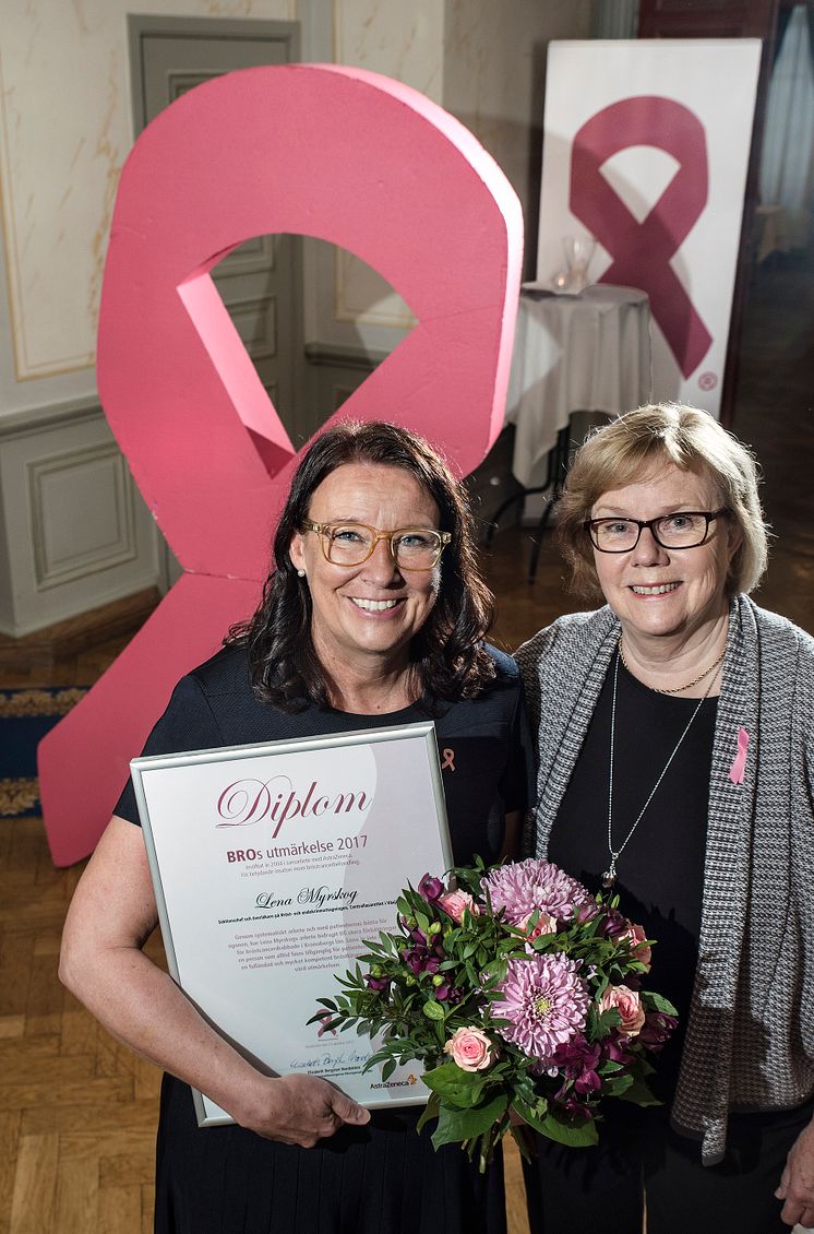 Överläkare Lena Myrskog vid Centrallassarettet i Växjö, tar emot priset för BROs Utmärkelse 2017. Delar ut priset gör BROs ordförande Elizabeth Bergsten Nordström