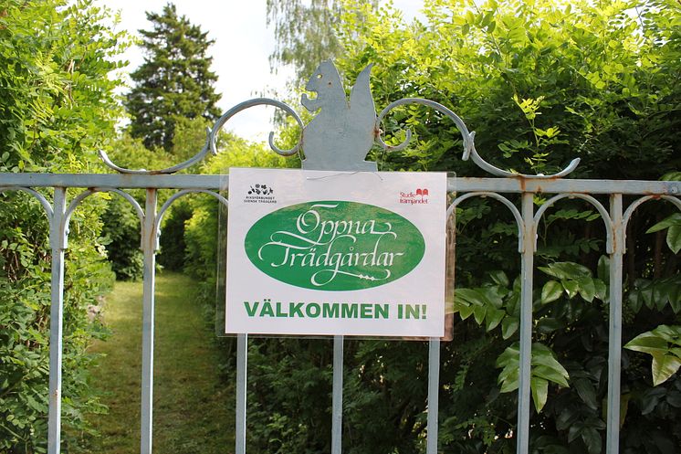 Öppna Trädgårdar på Mälaröarna och i Västerort välkomnar med en skylt på grinden.