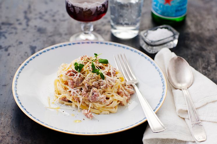 Pasta Tagliatelle Mezzanelle med salsiccia och tryffelolja