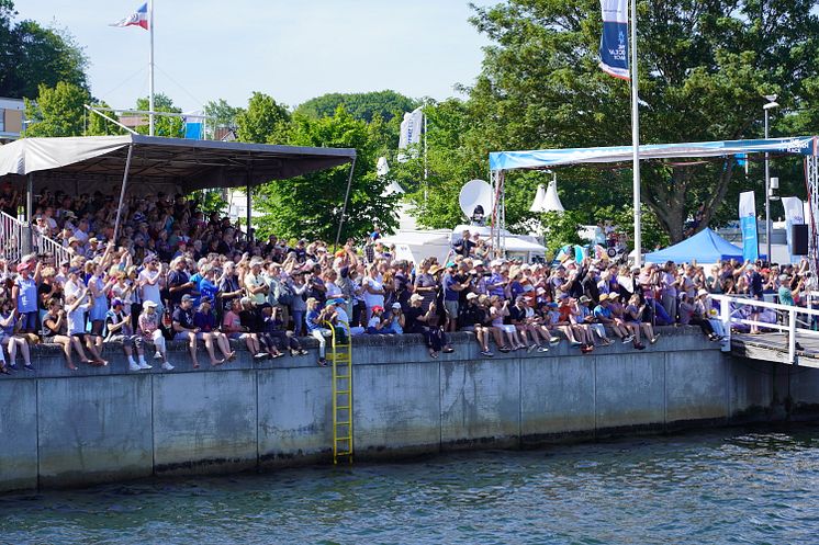 The Ocean Race Kiel Fly-By Crowd Kiellinie(c) Kiel-Marketing: Jan-Michael Böckmann