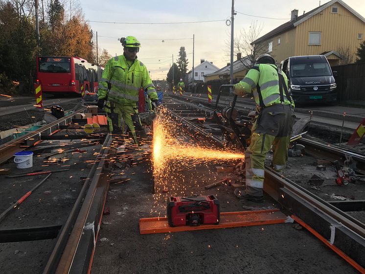 Siste sveis av trikkeskinner i Grefsenveien 3