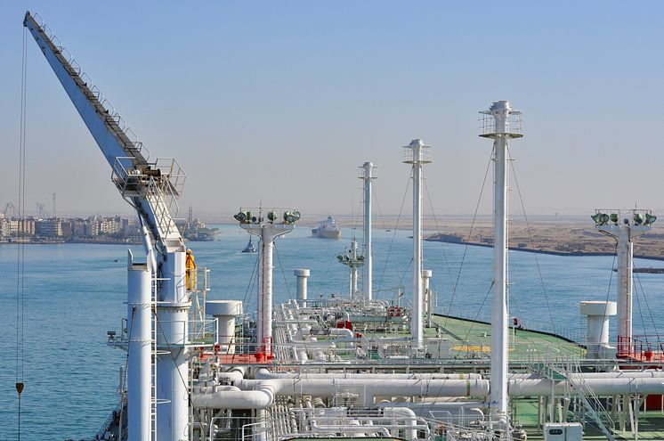 LNG skip passerer gjennom Suezkanalen