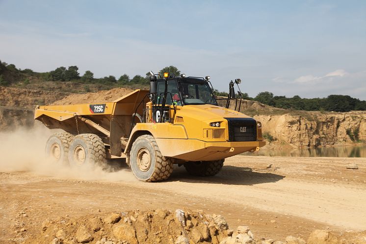 Cat 725C dumper i action