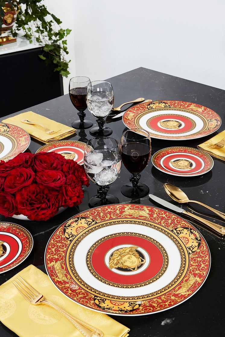 RmV_Medusa_Red_Modern_Dining_Mood01