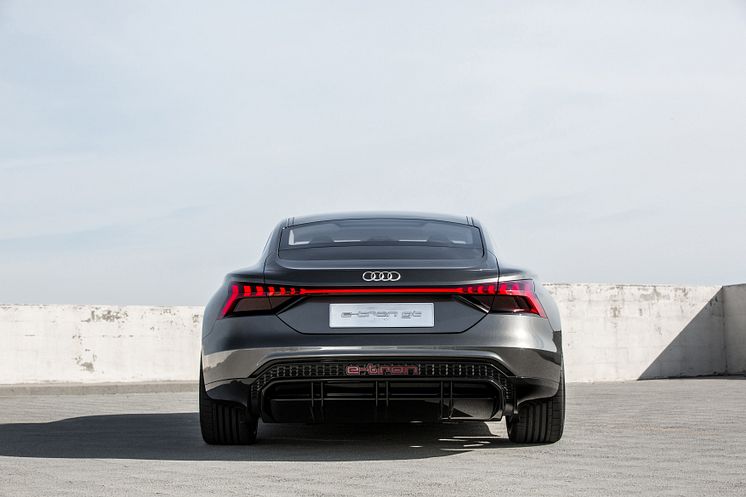 Audi e-tron GT concept (kinetic dust) lige bagfra