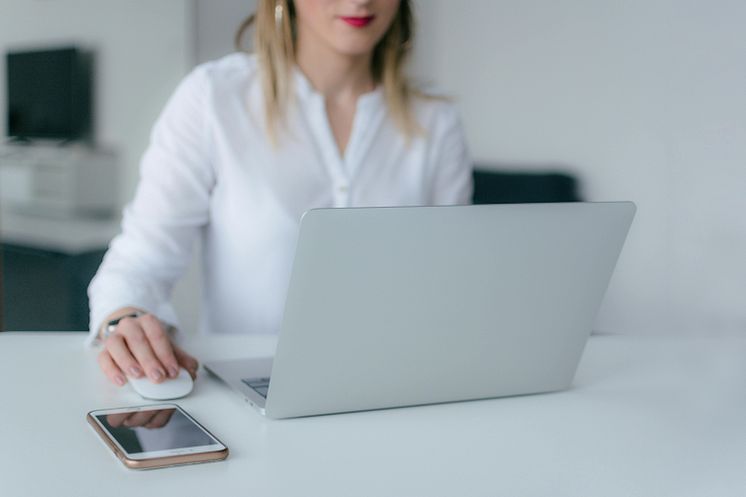 Frau am Laptop