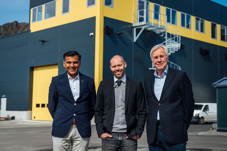 Shaher Yar Khan, Stian Frivåg og Tomas Settevik foran nye VMO Foto Andrè Riise.jpg