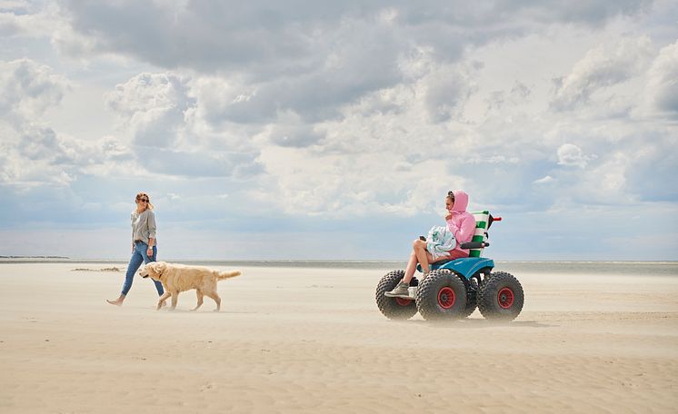 Langeoog_Strandspaziergang_mit_Rollstuhl