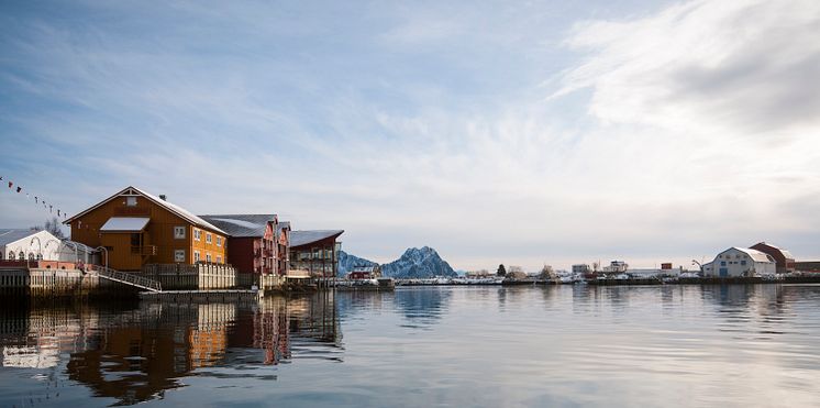Typisch norwegische Häusern direkt am kalten Meer