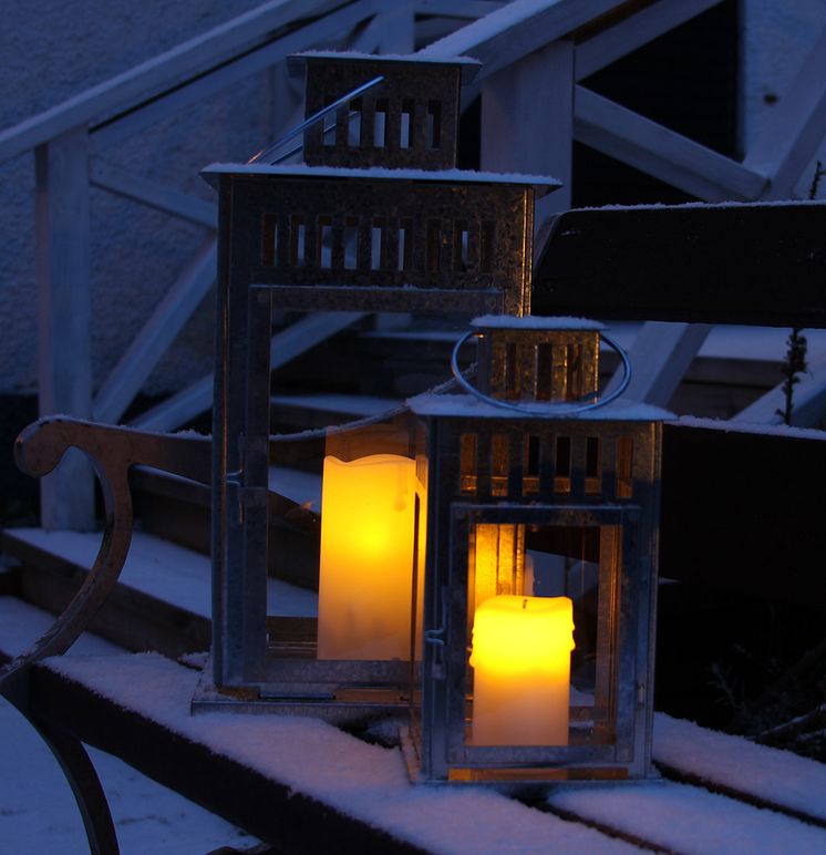 Ljus med skymningssensor på bänk med snö.