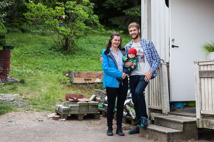 Vinnarfamiljen Nina och Rasmus Lyckälv med dottern My framför #Sverigesfulasteträdgård