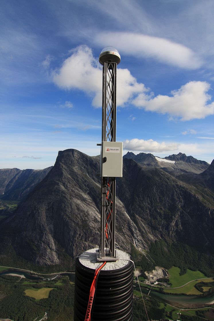 MANNEN: GNSS-mast.