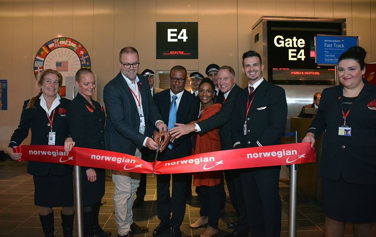 Salgsdirektør Lars Sande sammen med Norwegian crew og Thierry Gargar (Guadeloupe Islands Turism), Sandra Venite (US Director of Guadeloupe) og Todd Smith (Director of Airport Operations),. 